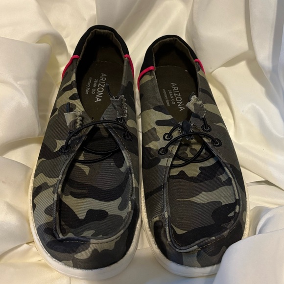Arizona Slip Ons - Picture 1 of 3
